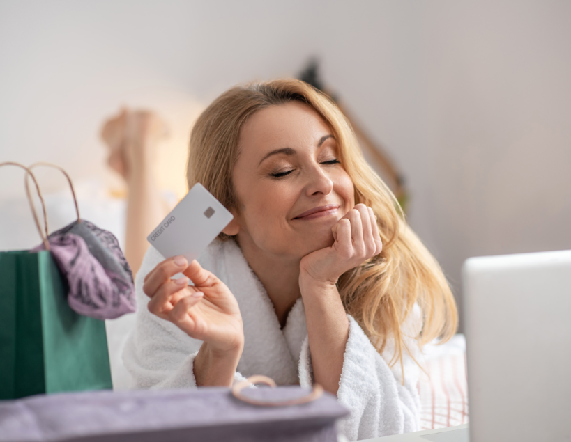 Mulher feliz com cartão de crédito