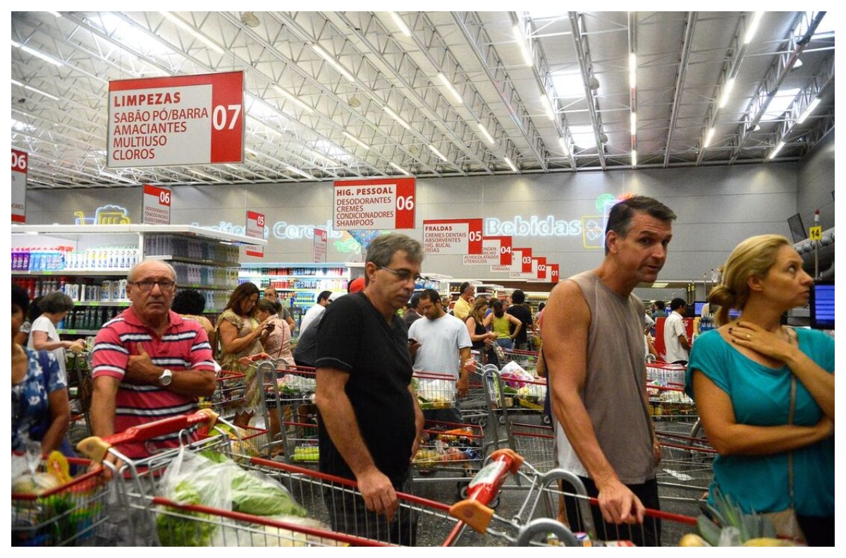 deflacao-no-brasil-como-atacarejos-e-supermercados-estao-reduzindo-estoques