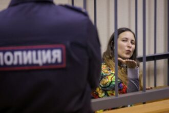 advogada-solicita-absolvicao-de-artista-russa-por-protesto-de-etiquetas-contra-guerra
