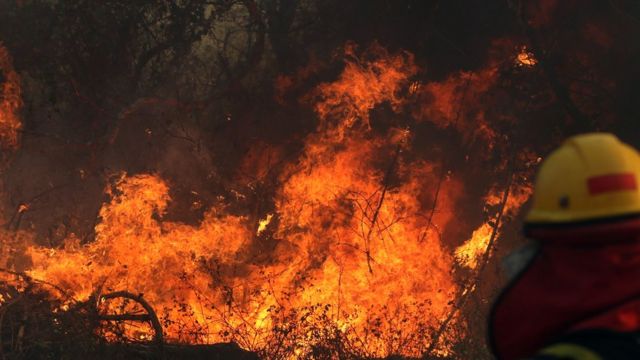 bolivianos-usam-mangueiras-e-garrafas-dagua-contra-incendios-confira