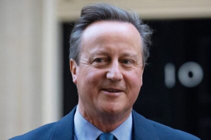 david-cameron-retorna-ao-governo-britânico-enquanto-ministra-do-interior-é-demitida